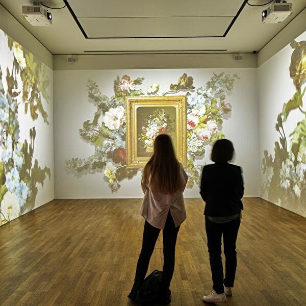 Regular guided tour: A stroll through art