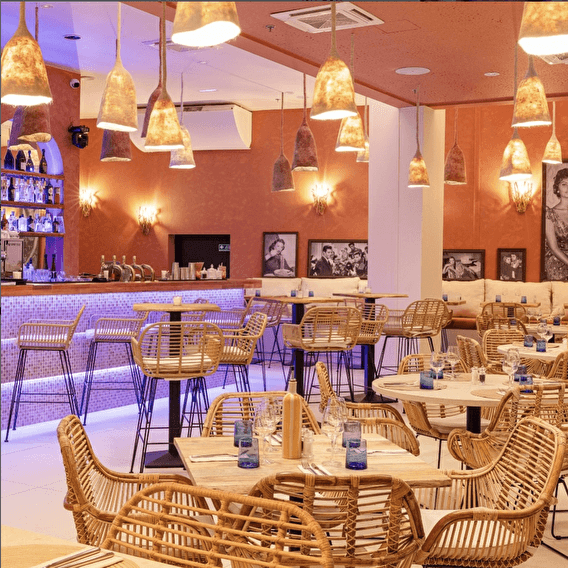 An Italian break between two stores